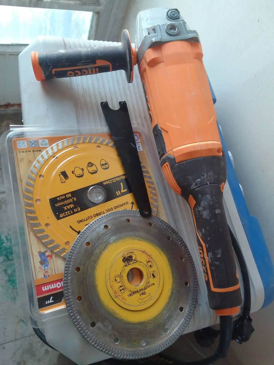 السلام عليكم كوسرة انجيكو ٢٣٠ ملم ٢٢٠٠ واط نظيفة جداً مع اقراص گرانيت عدد ٢ حجم ١٨٠ ملم مع مفتاح السعر ٥٥ الف مكاني بغداد حي العامل عالسريع ما عندي توصيل *********** وات ساب
