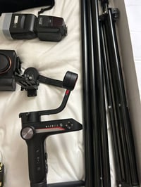 معدات تصويركاملة للبيع كاميرا سوني a7 r2 مع عدسة من نوع zeiss الواسعة ...