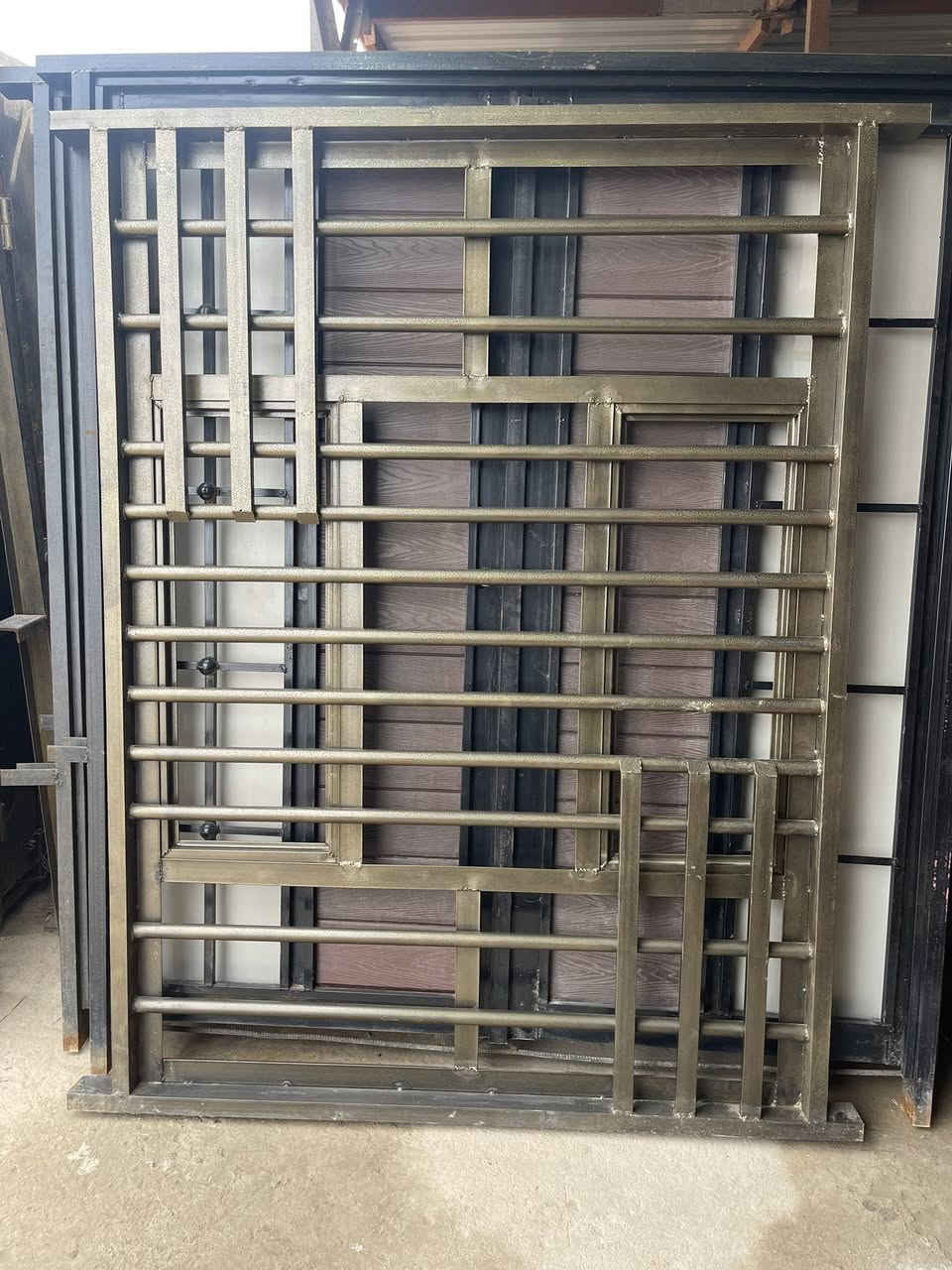 تحية طيبة يوجد لدينا كافة أنواع الأبواب والشبابيك الحديد والخشب الحديثة بأجود الأنواع وجميع القياسات العنوان قضاء الرفاعي 
قرب جامع رمثان ***********
