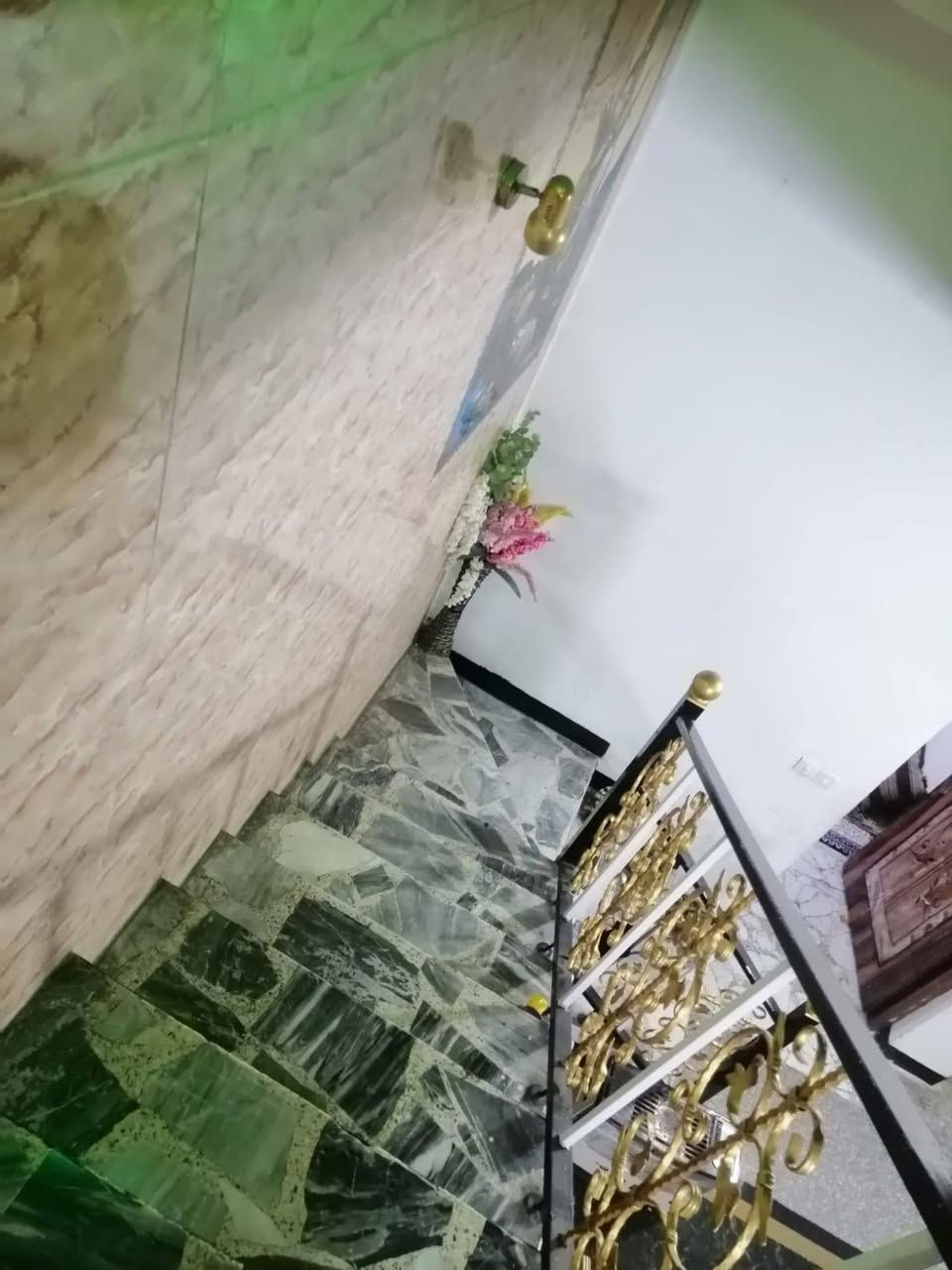 🔥 فرصة مميزة للبيع – موقع نادر  
زعفرانية  (أربع شوارع) 🔥
دار للبيع بموقع ممتاز جدًا أربع شوارع، تهوية وإضاءة طبيعية من كل الجهات 👍
📐 المساحة: 125 متر
🏠 البناء: طابقين مرتب وكامل
🔹 الطابق الأرضي:
استقبال واسع (3.75 × 6)
مطبخ عملي (2.5 × 5)
هول جلوس مريح بوسط الدار (4 × 5)
غرفة نوم (4 × 5)
ستور (مخزن)
تواليت + حمام منفصل
🔹 الطابق الأول:
غرفة نوم (4 × 5)
غرفة كبيرة (5 × 6)
غرفة بسويت (حمام + تواليت خاص)
🔹 السطح:
شتايكر مرتب
مخزن (4 × 5)
✨ الدار مناسبة للسكن العائلي وموقعها مميز جدًا بسبب كونها أربع شوارع (خصوصية + تهوية + سهولة وصول)
📞 للاستفسار والتواصل:
***********
🏢 مكتب الفرقان للوساطة العقارية
نستقبل عروضكم وطلباتكم (بيع – شراء – إيجار)
#زعفرانية
#طابو_صرف
#عقارات_زعفرانية
#عقارت_بغداد
