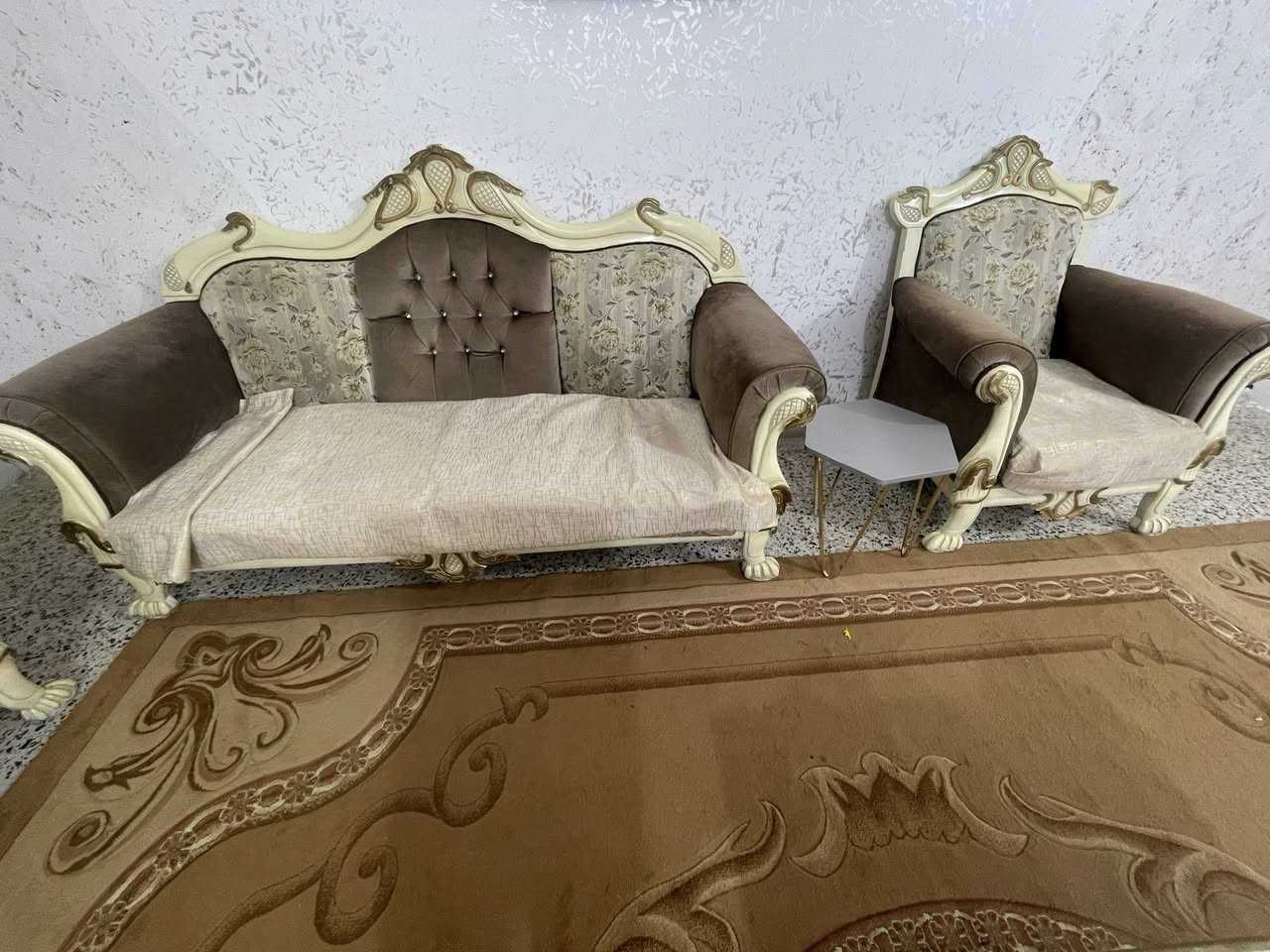 السلام عليكم 
تخم مصري زان للبيع مستعمل نظافة 90‎%‎ 
يتكون من 10 مقاعد 
المكان واسط قضاء الصويرة ناحية تاج الدين (ع)
الاتصال على الرقم ***********
