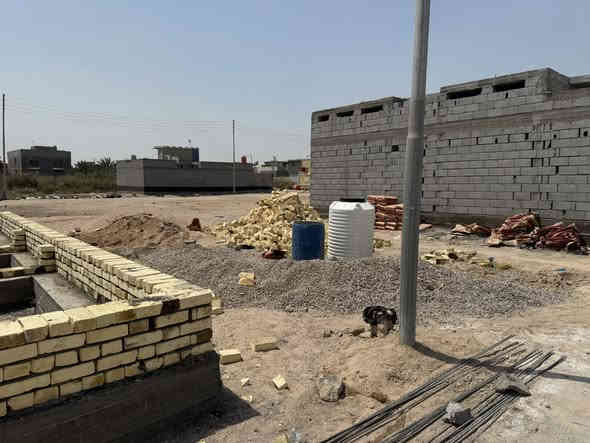 سلام عليكم قطعه للبيع العنوان شط العرب جسر خالد زين العابدين مقابيل اسواق ابو حيدر قبل مدرسه الهليه المساحه 80 بيه فضله 10متر ملك صرف زراعي بسم عراقي السعر 27 التصال ***********
