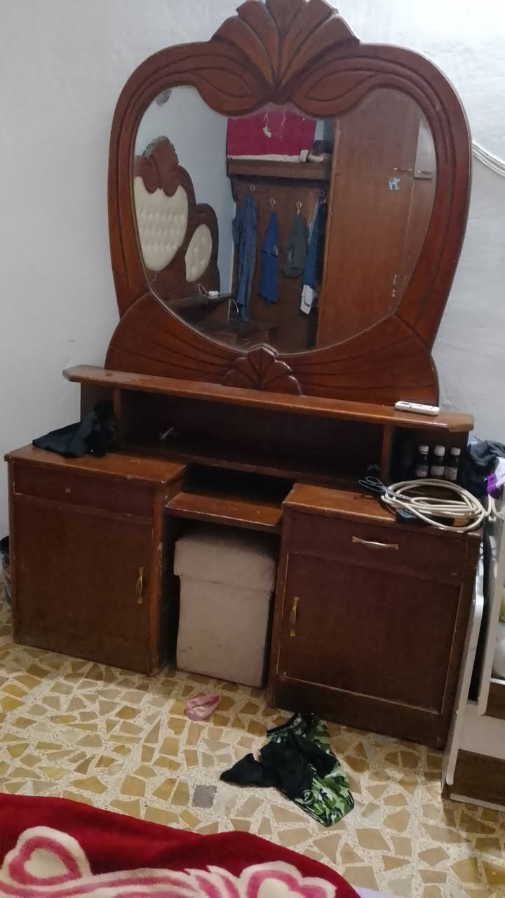 غرفة اخشاب للبيع
خشب صاج عراقي ثقيل 
الغرغه عنونها الهرمات الاولى 
قنصور + ميز توليت + زاويه + تخات 
سعر 450 بيها مجال 
*********** بي وتساب
