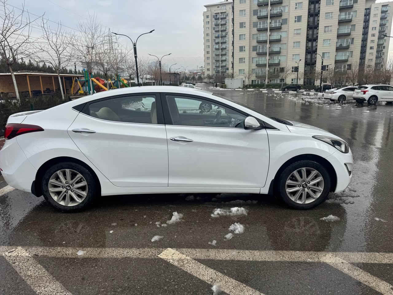 بە ناوی خوای گەورە
هۆندای ئەلەنترا 2014 شکڵ گۆڕاو شکڵی 2016
شتی لۆک و دانسقە و سفر
مەکینە١٨ گەورەی مەڕغووب
هەموو گیانی لە سەر دەقی شەریکە ماوەتەوە
بێ بۆیاخ و قوپاوی و شوخت و سارد
ڕەسمی سۆنەرەکەم داوە
مواسەفاتی تەنها سڵاید و بەسمە نییە
کەم ڕۆشتوو 
بە ناوی خۆمەوەیە تا وەکو 2030 
دینارێ مەسرووفی نییە
تایە و باتریشی تازەیە 
سپێری دانەبەزیوە
چرکەی تیا نییە 
هەردوو سویچ و کەتەلۆکی شەریکەی ماوە 
وەکو سفر وایە
شوێن سلێمانی
*********** السليمانية, العراق
