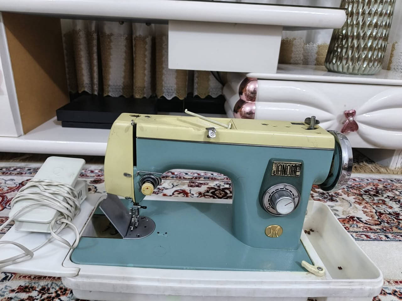 ماكنة خياطة بالة يابانية ماركة جانومي معروفة أقوى ماركة بل عالم ميحتاج اسولف عليهة للعلم ما مستخدمة جاية بالة من اوربا 
150 ألف مكاني واسط كوت رقمي***********
