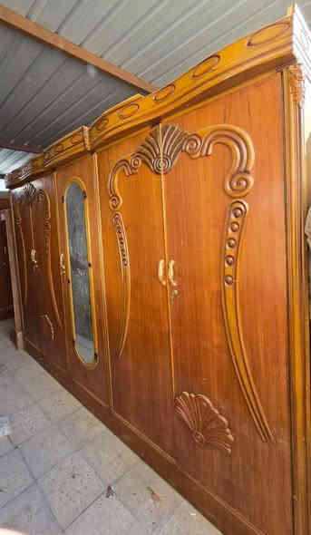 غرفة اخشاب نجاره خمسة ابواب نضيفه
 سعر ٣٥٠ الف
 رفاعي قرب المستشفى للاستفسار *********** ،
