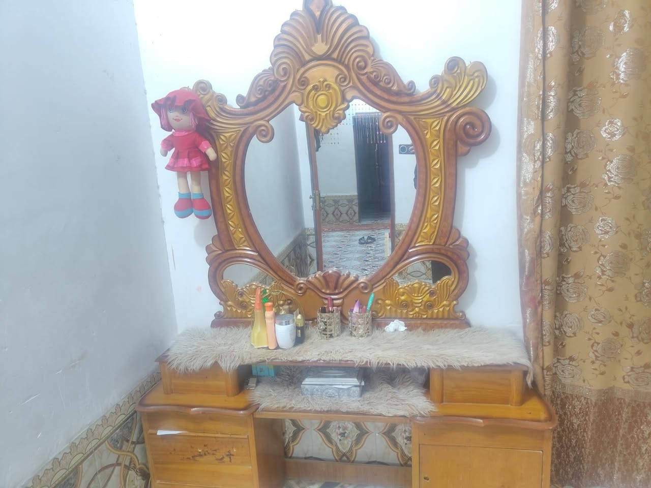 للبيع غرفه اخشاب السعر 250 .
***********
