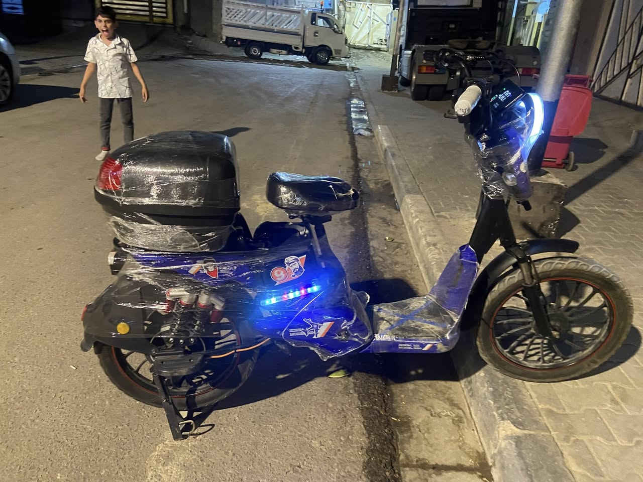 دراجه شحن لايت زنون دبل اشاره نشرات جانبيه سماعه بلوتوث تجايه خلفيه مرايات اربع سرع سرعه حقيقه 55 بريك شاشه الاكترونيه اشاره يمنه يسره دراجه مرتبه نوعها MR كوري المكان المشراق القديم البصره تواصل على الرقم. 
***********
السعر 275 وبيهه مجال
