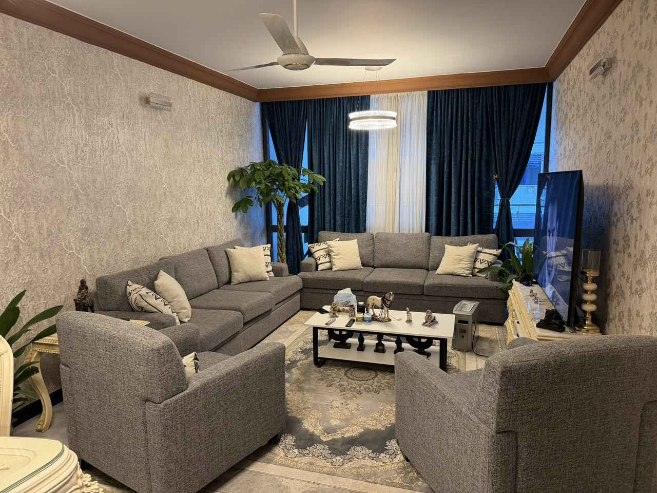 (( من المالك مباشرتاً ))
شقه للبيع مجمع بوابه العراق 228 متر
في عمارات الرويال اميز عماره والموقع رقم 1 بكل البوابه اجمل اطاله على البوليڤارد با كامل 
البيع مع الأثاث او بدون مع العلم جميع الأثاث مستورد من الخارج 
الجاد با شراء فقط يتصل 
*********** ابو محمد
متاح فيديهات على الواتساب
