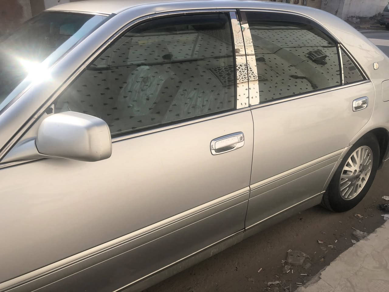 و كراون ملكة موديل 2002 للليع . السياره بأسمي رقم بغداد تحويل ثاني يوم باسمك السعر 120 ورقه . السياره بيها كم طخة وكم نقص بسيطات بس مافارغ اسويهم لكن مابيها لاكص ولاتبديل شي للاتصال ***********  أتصل وبالخدمة.
