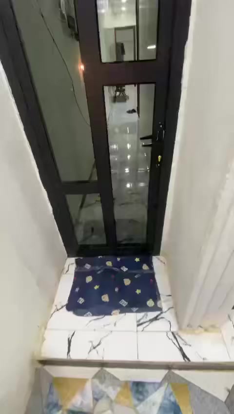 سلام عليكم يوجد الدينا بيت البيع مساحه 100متر 3غرف نوم مطبخ صاله خدمات بيت جديد  الموقع الدوانم مال شرطه الخامسه مقابيل سويب الرقم التصال ***********
