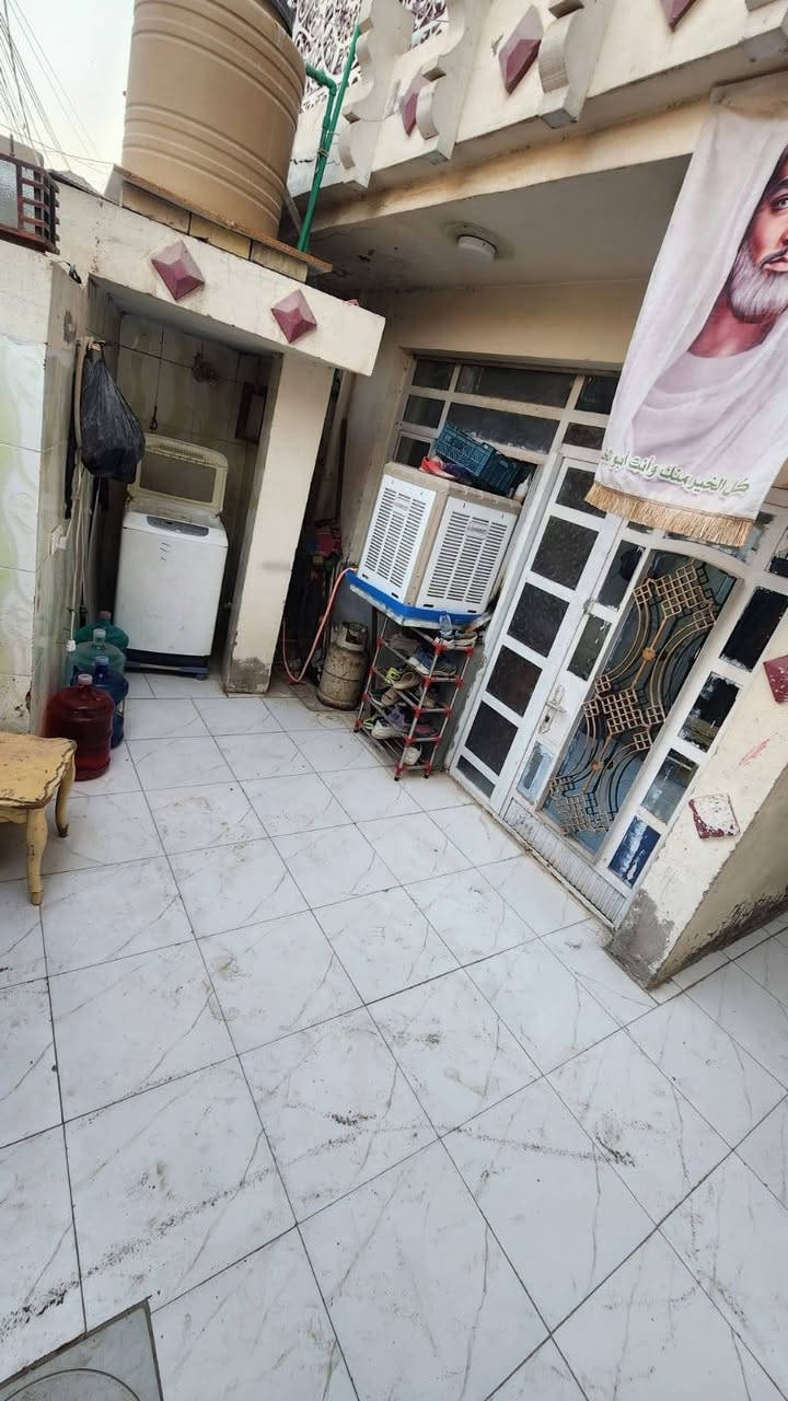 السلام عليكم  ،،، بيت زراعي للبيع  سند ٢٥ ابو دشير  قرب مستوصف التحدي قرب اسواق السيد  البيت مساحه ١٠٠ متر واجه ٥ ونزال ٢٠ يحتوي  على مدخلين مطبخ وستقبال وحولي +خدمات وغرفه نوم والطابق الثاني سندويج بنل غرفتين +سطح خلفي المراجعه مع صاحب الرقم ،،***********
