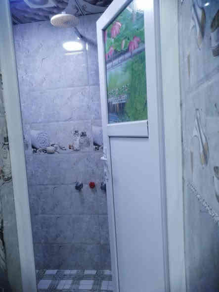 بيت طابق ثاني غرفه وصاله ومطبخ مفتوح عالصاله 
بناء حديث  سبالت طنين عدد 2 كاونتر معلق مفروش موكيت كامل 
العنوان مكتب الرشيد شارع الصياغ فرع جامع المصطفى المؤدي الى سوق الجمله  رهنه ب٢٥ المده سنتين786 929 0786 929 1705
