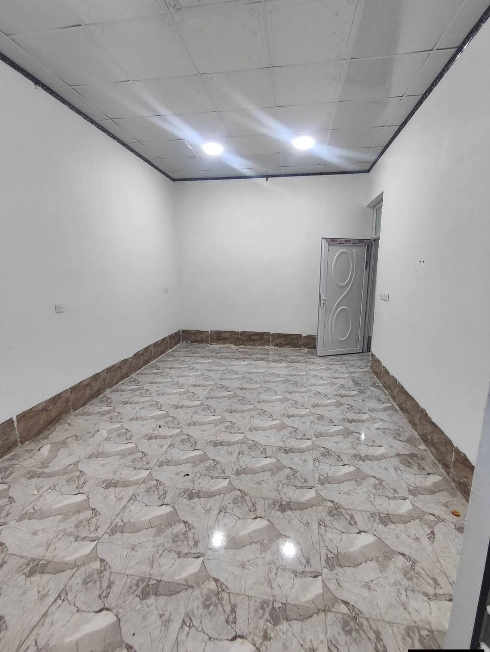 شقه للايجار درج مشترك حي دوميز
بالقرب من شارع المولدات 
مساحة الشقة 125متر 
غرفتين نوم هول صغيره حمام مطبخ استقبال 
 للاستفسار الاتصال على الرقم 
 ***********
