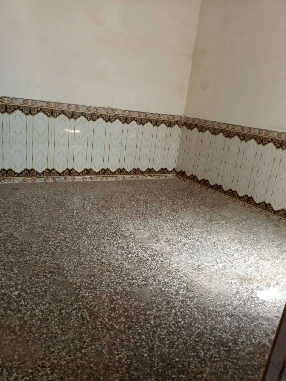 السلام عليكم
بيت للايجار الزعفرانية قرب شارع الجواهري بيت كامل كهرباء مي المساحة  100 م 
التواصل مع صاحب البيت هذا الرقم 
***********
