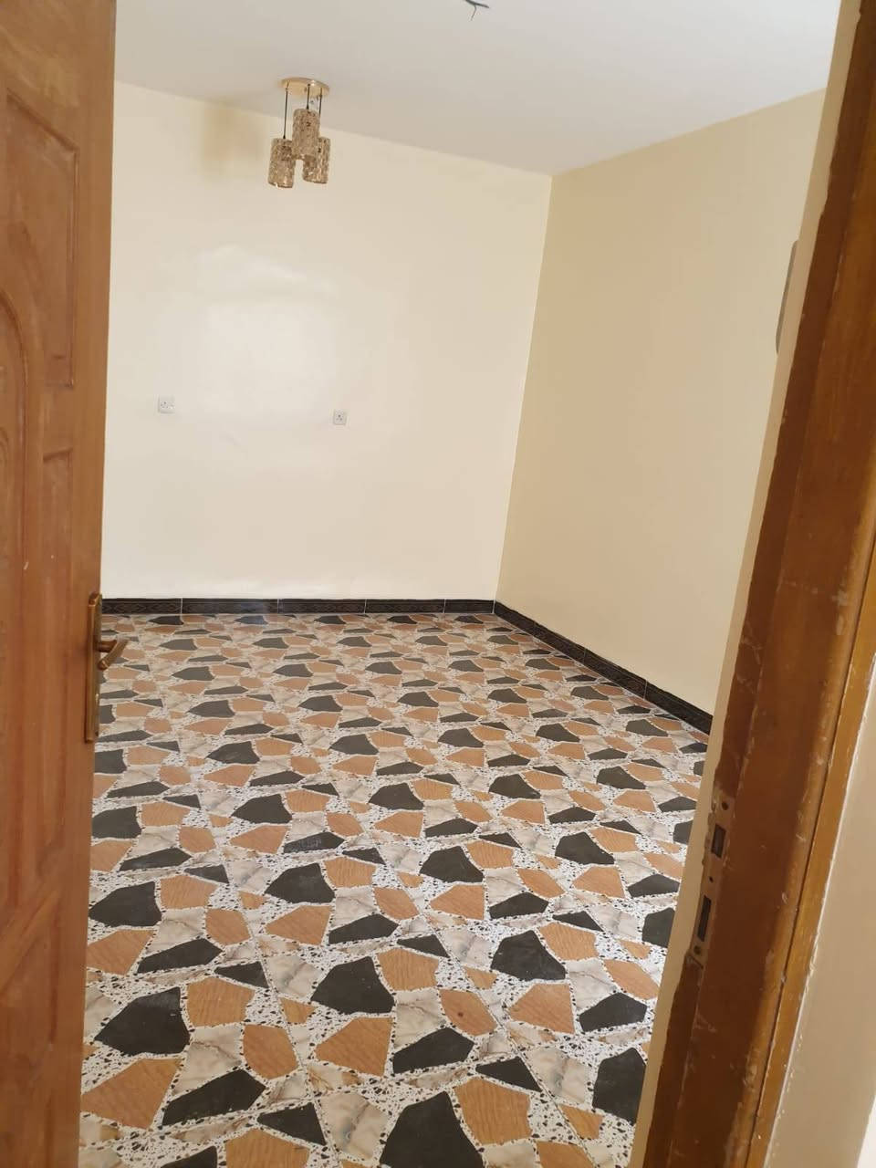 دار للبيع مساحة ٤٦ متر مربع  غرفة واحدة طابق ٢ وحولي وخدمات وغرفة معيشة الطابق  الارضي المنطقة حي البساتين قريب على الشارع العام نظيف جدا جدا  للاستفسار الاتصال على الرقم        ***********      الشراي  فقط رجاءا ملك صرف
