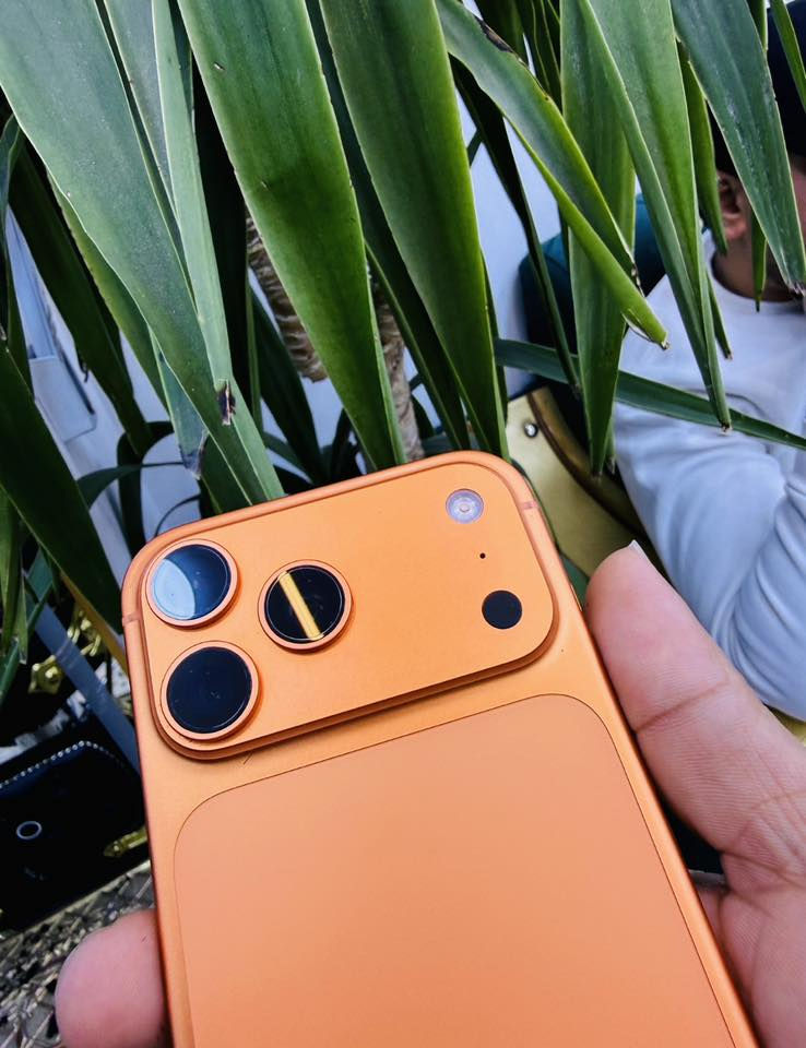 السلام عليكم ايفون 17 برو ماكس 

ضمان ماستر شرق اوسط شريحة 

بطاريته 100 
النظافه 100 مشحون 58 مره 
غراضه كامله بيع او مراوس 

سعره 2175 الف مكاني بغداد الغدير 

*********** واتساب
