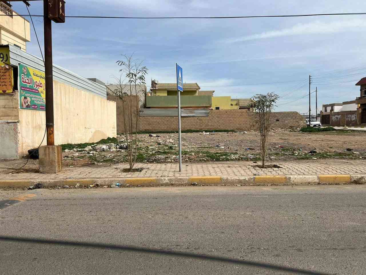 قطعة ارض تجارية ركن حي ةلقادة المساحة٣٥٢ م  الموقع الشارع الحولي قادة قادسية المؤدي الى الكورنيش وسايدين العلوى روضة طيور الجنة الواجهة على الشارع العام ٢٣م ونص العمق ١٥م تصلح محلات او عمارة تجارية اوسكنية السعر ٢٠٠مليون قابلة للمعاملة للاستفسار أكثر مراجعة مكتب الزغيت اوالاتصال على الرقم ***********
