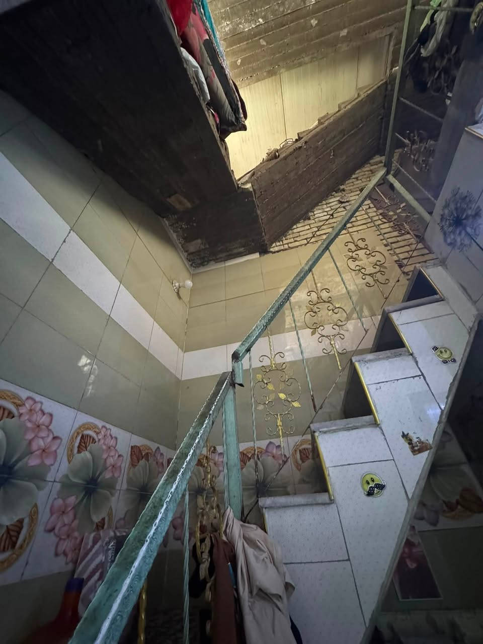 بيت للبيع / طابو ملك صرف
الموقع الشعب نهاية الفورتات مجاور مستشفى الزهراء الاهلي 

المساحه79متر  واجهه 3.5 نزال 22.5

 بناء 2017

البيت مدخل واحد +طابق واحد 

-الطابق الاول / طرمه +حمام خارجي + استقبال + غرفة +مطبخ + حمام+ترك

-الطابق الثاني/ يحتاج اله بناء ١٠ سوف طابوق يكمل +بيتونه كامله 

الُبيت داخل فرع مغلق مرتب من كل نواحي 

 شارع عريض 10

للاستفسار الاتصال على رقم هاتف ***********

السعر 90 مليون قابل للتفاوض
