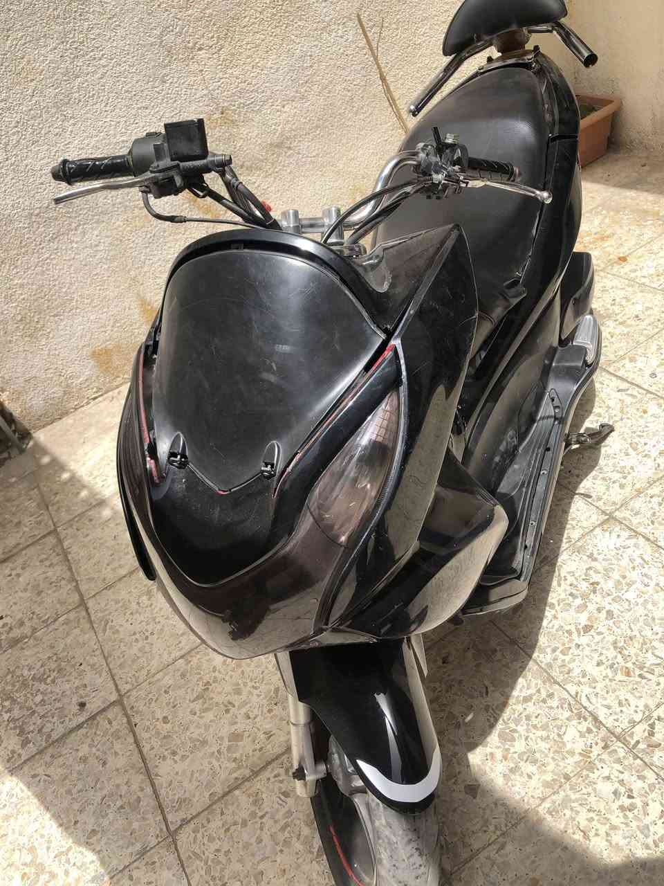 Pcx الجيل الاول 
دراجة مرتبة ونضيفة كهربائيات شغالة كفراتهة يرادلهن ترتيب عنواني بغداد الشعلة 
للتواصل ***********

