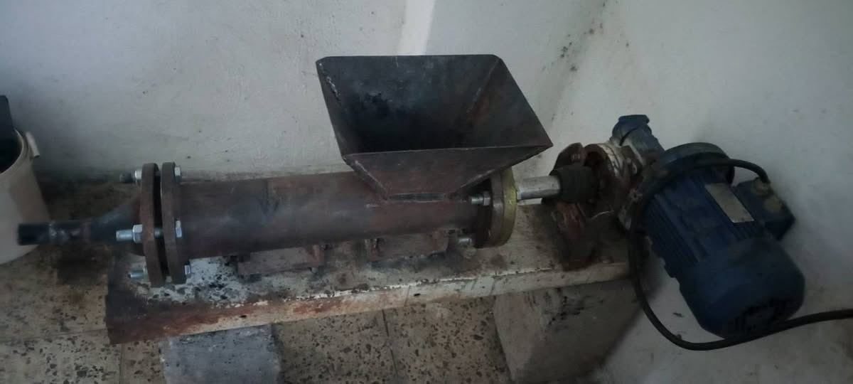 مكينه فحم لبيع مطور كير بكس ثري فيز السعر 1500بيه مجال لطيبين ***********
