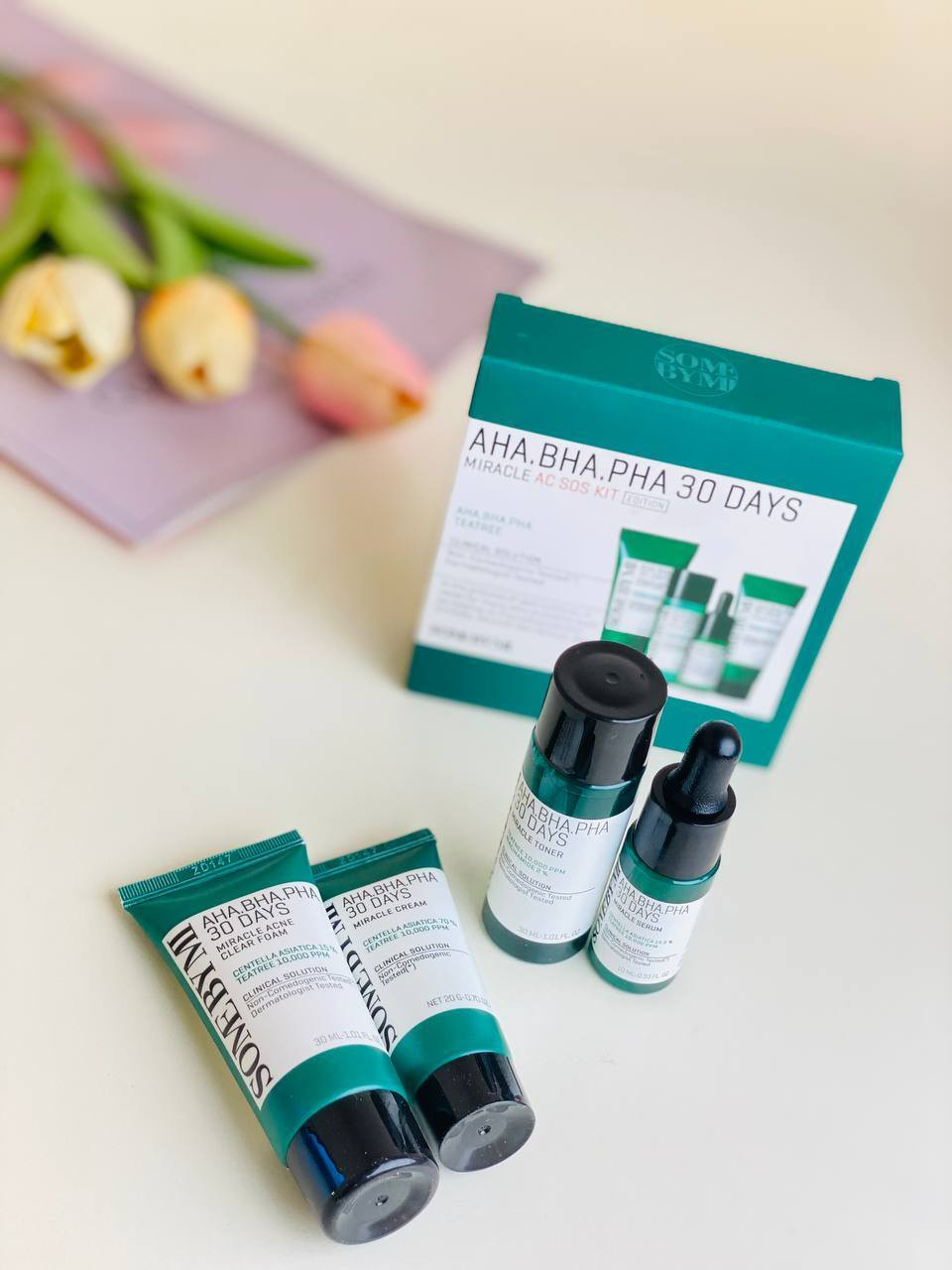 مجموعة المعجزة AHA BHA PHA 30 Days Miracle AC SOS Kit" من العلامة التجارية الكورية 🇰🇷"سوم باي مي" (SOME BY MI).
تُعد المجموعة حلاً متكاملاً للعناية بالبشرة المعرضة لحب الشباب والمشاكل الجلدية. 

تحتوي على أحماض التقشير AHA و BHA و PHA التي تعمل على إزالة الخلايا الميتة وتنظيف المسام بعمق. 

تساعد المجموعة في علاج حب الشباب، تقليص المسام الواسعة، وإزالة الرؤوس السوداء والبيضاء. 

تتكون المجموعة من أربعة منتجات بأحجام تجريبية: غسول، تونر، سيروم، وكريم.


**إذا كنت صاحب هذا الإعلان وتريد حذفه لأي سبب، رجاءا أرسل رسالة إلى الدعم الفني**