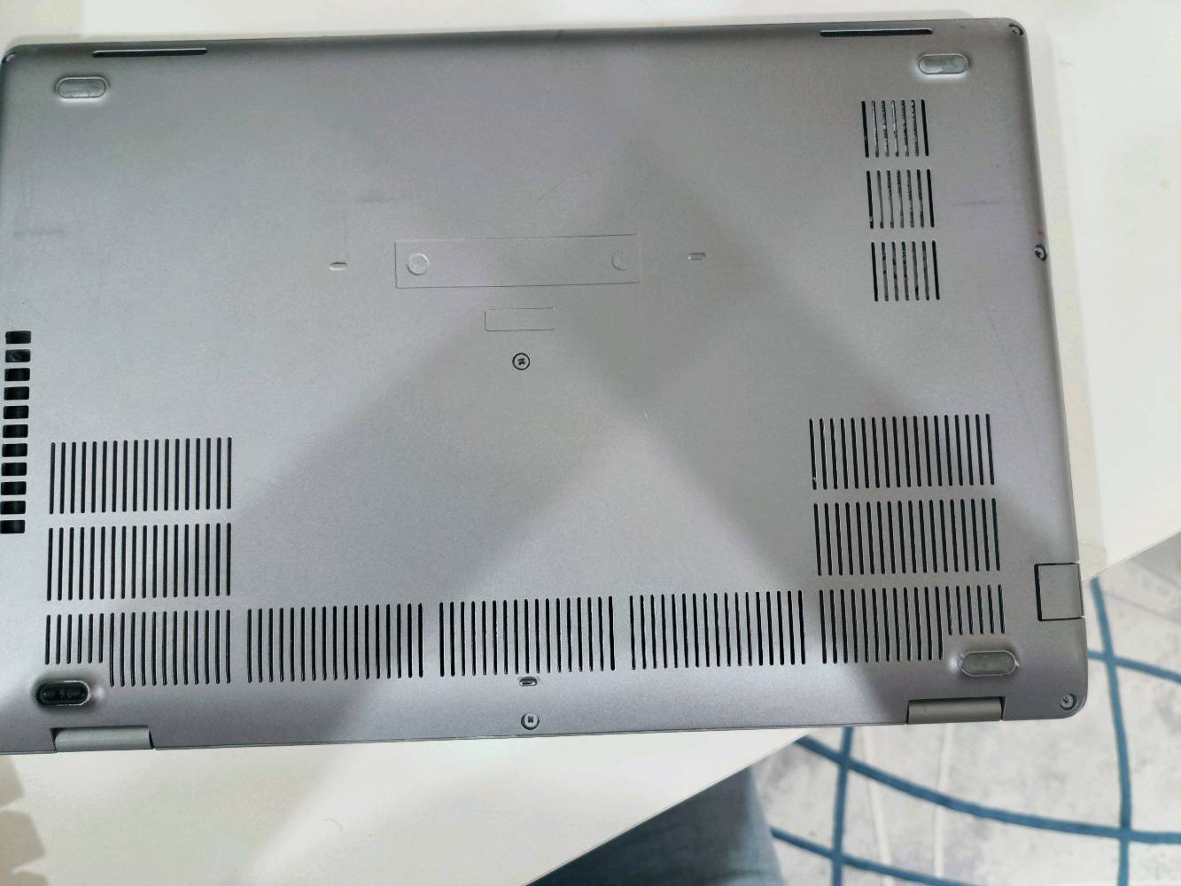 ​💻 لابتوب Dell Precision 5510 للبيع - أداء قوي وتصميم أنيق
للبيع جهاز Dell Precision 5510 الغني عن التعريف، يجمع بين القوة والشاشة اللمسية المذهلة، الجهاز بحالة ممتازة (مستعمل نظيف جداً) وجاهز للاستخدام الفوري.

​🚀 المواصفات التقنية:

​المعالج: Intel Core i5-11th Gen (أداء عالي وسريع للمهام المتعددة).
فئه Hمناسبه للعاب المتوسطه. 

​الذاكرة العشوائية (RAM): 16GB (مثالية للألعاب، المونتاج، والبرامج الهندسية).

​التخزين: 256GB SSD (سرعة فائقة في التشغيل ونقل البيانات).

​الشاشة: شاشة لمس (Touch Screen) بدقة عالية وألوان واقعية جداً.
كيبورد ضوئي. 
​الحالة: مستعمل نظيف جداً (نظافة ممتازة).

وياتي مع حقيبه وماوس وقاعده تبريد

​✨ مميزات إضافية:

​تصميم نحيف وخفيف الوزن وهيكل متين من الألمنيوم. 

​شاشة بدون حواف تقريباً لتجربة مشاهدة ممتعة.

​بطارية بحالة جيدة جداً.

​💰 السعر:[380]وبي مجال. 

📍 الموقع: مثنى رميثه 

📞 للتواصل والاستفسار: [***********] واتساب