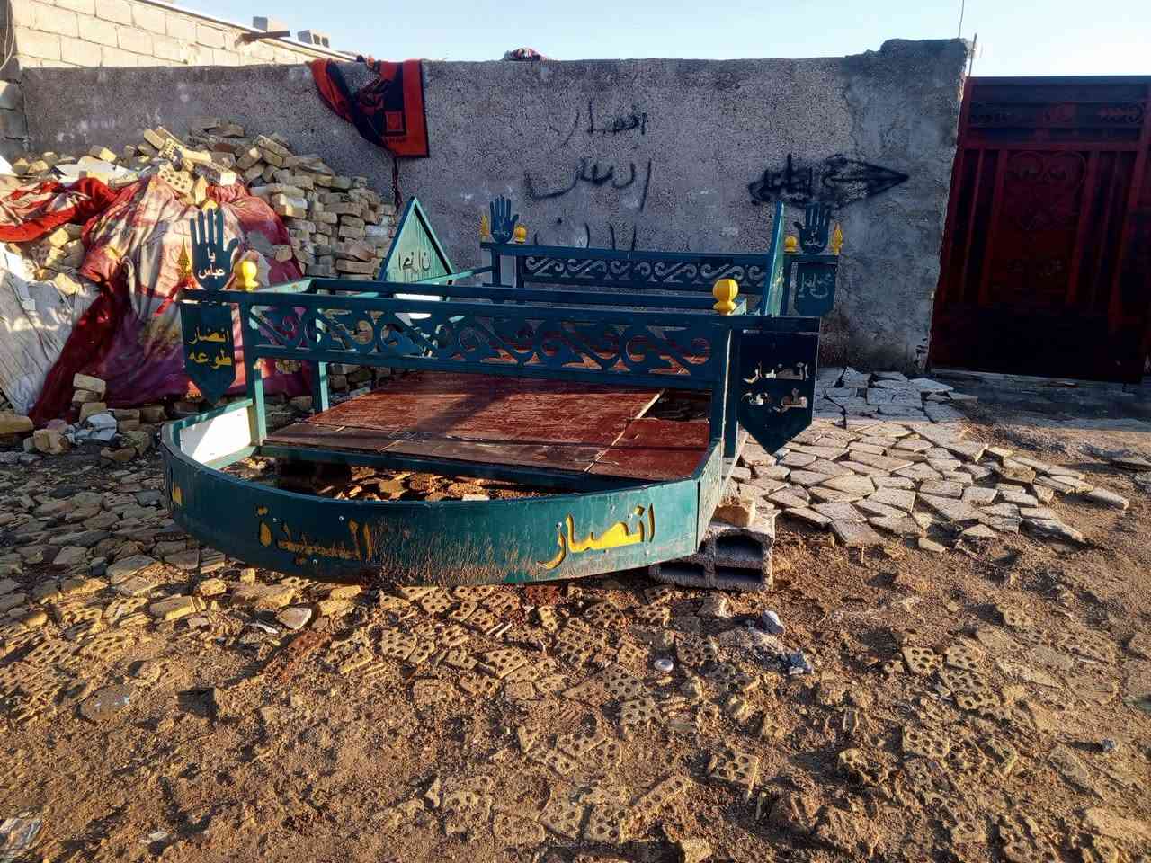 سلام عليكم خدام مستعجل على بيعته سيبايه جديده كلشي ما عوزه  جيب وشد على سياره ترهم فحل ونثيه 
+ خشبته وياه سيبايه جديده تفصال جديد حديد من ثقيل مو الخفيف الشراي يتصل بسعر مناسب 
*********** .. المكان كوت حي الحكيم
