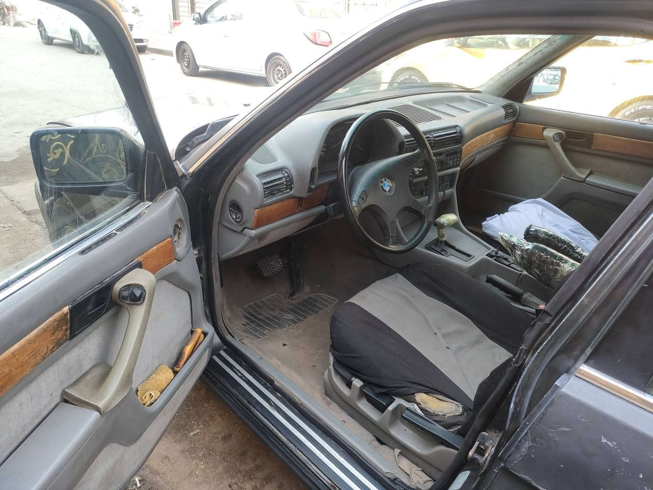 السلام عليكم بي ام 735 سيارة شويه بيها جراد  جاهزة محرك كير حداديه خير من الله كهربائيات كلها شغاله تخم تاير جديد ترايك البصره رقم بغداد ألماني  اتكفل سرقه وعشاير فقط السعر 25 بيع او مراوس حسب القناعه ***********
