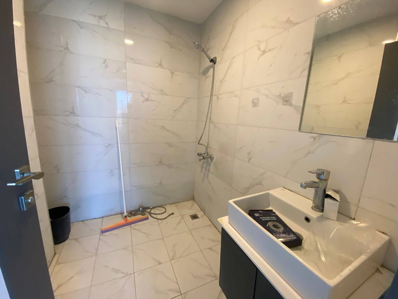 شقه للايجار للبيع منطقه ذهبيه اربيل 
مجمع لايف تاور 
غرفتين وصاله فارغه ٢+١
مساحه 173 م
الاستفسار على الواتساب 
***********
