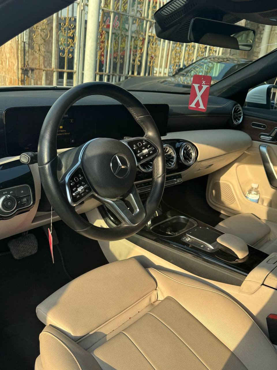 مارسيدس 2023  CLA250 للبيع او مراوس بانوراما فول مواصفات 4 سلندر لون الداخل ابيض وبيجي ونظافة الداخل 100%،  حادثها جاملغ وبنيد مواصفاتها هواي  وجاهزه السياره كامله من كلشي ، مكان السياره بغداد الغزاليه او حي الخضراء 
***********
***********
