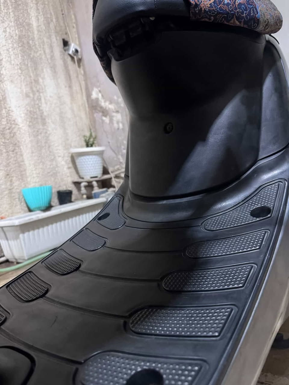 بطة موديل تسعينات حاوية
دراجة كاملة و كل غراضها بلاد اصليه جديدة 

سعر 

(750) الف 

و هذا رقمي 

***********
