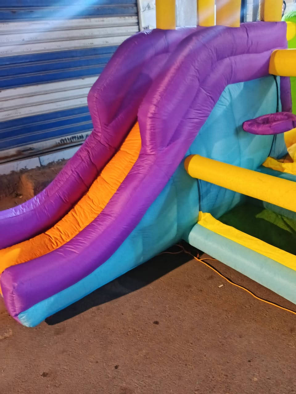 هذا المنتج عبارة عن قلعة نطاطة قابلة للنفخ للأطفال مع زحليقة مدمجة للاستخدام الخارجي. 
نوع المنتج: قلعة نطاطة مع زحليقة ومساحة للعب.
المميزات: تحتوي على نوافذ شبكية كبيرة للسلامة وتهوية جيدة.
الاستخدام: مناسبة للحدائق والمساحات الخارجية لتوفير الترفيه للأطفال.
الإعداد: سهلة وسريعة النفخ، وتأتي مع تعليمات التركيب.


**إذا كنت صاحب هذا الإعلان وتريد حذفه لأي سبب، رجاءا أرسل رسالة إلى الدعم الفني**