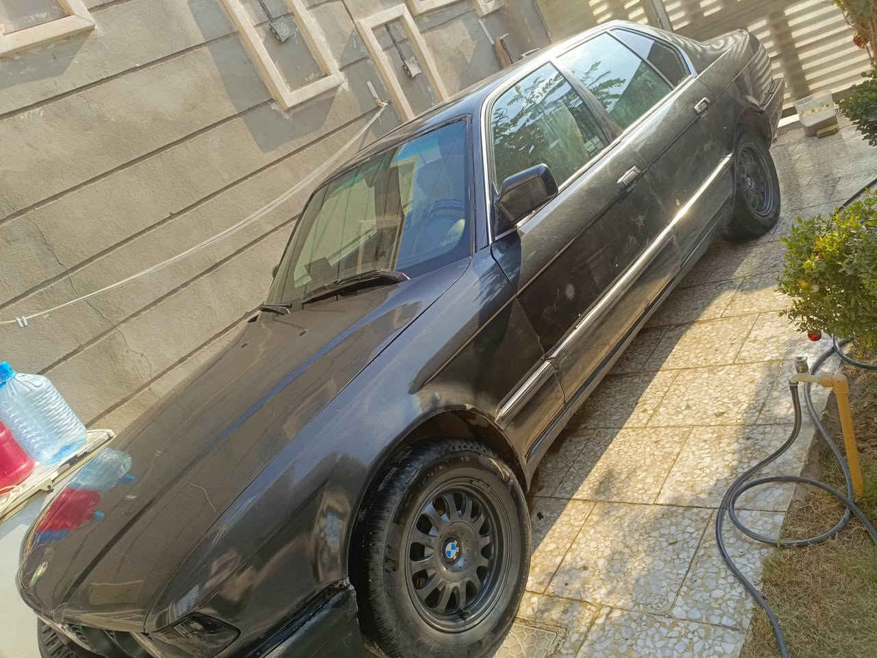 السلام عليكم
سيارة BM 735 موديل 90 رقم بغداد مشروع وطني 

بدون ضربة أو اخياس صبغ عام محرك وكير وغرفه وحدادية وتخم تاير كهربائيات كلها شغالة بجم عريض 

السعر 40 بيها مجال قليل 

مكان السيارة بغداد زعفرانية 

رقم الهاتف ***********
