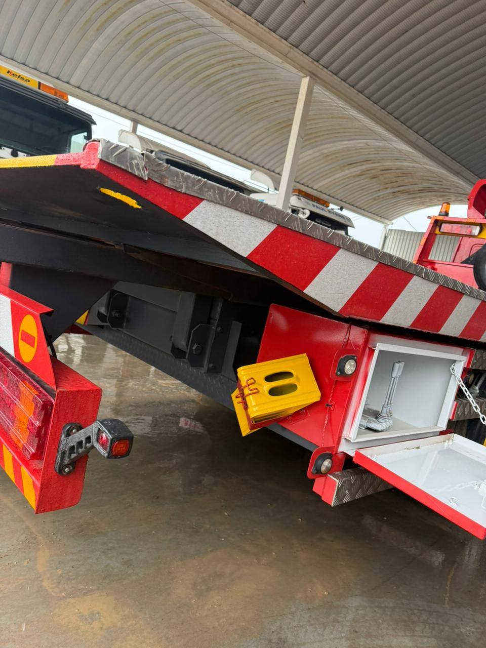 السلام عليكم
اتيكو بودي نزال للبيع مشدود عليها كرين 3 طن موديل 2002 محدث 2007 تبريدها شغال دبل قمارة شرط المكينة والكير والاكسن 6 برغي 4 سلندر كير عادي شرط التحويل
للاستفسار الاتصال على الارقام التالية
***********
***********
