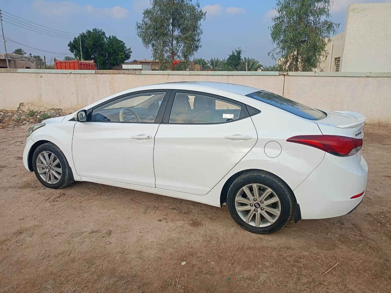 السلام عليكم ورحمة الله وبركاته  
هونداي النترا موديل 2015 وارد خليجي محرك 1800 دوش فول عدا البصمة مكفولة من الصبغ والتبديل عدا بارد باب السائق قليل وتصليح نهاية الدوسة اليمنى رقم بصرة دولي مشروع وطني مكانها الناصرية -سوق الشيوخ 
للاستفسار  
السعر ١٣٠
***********
