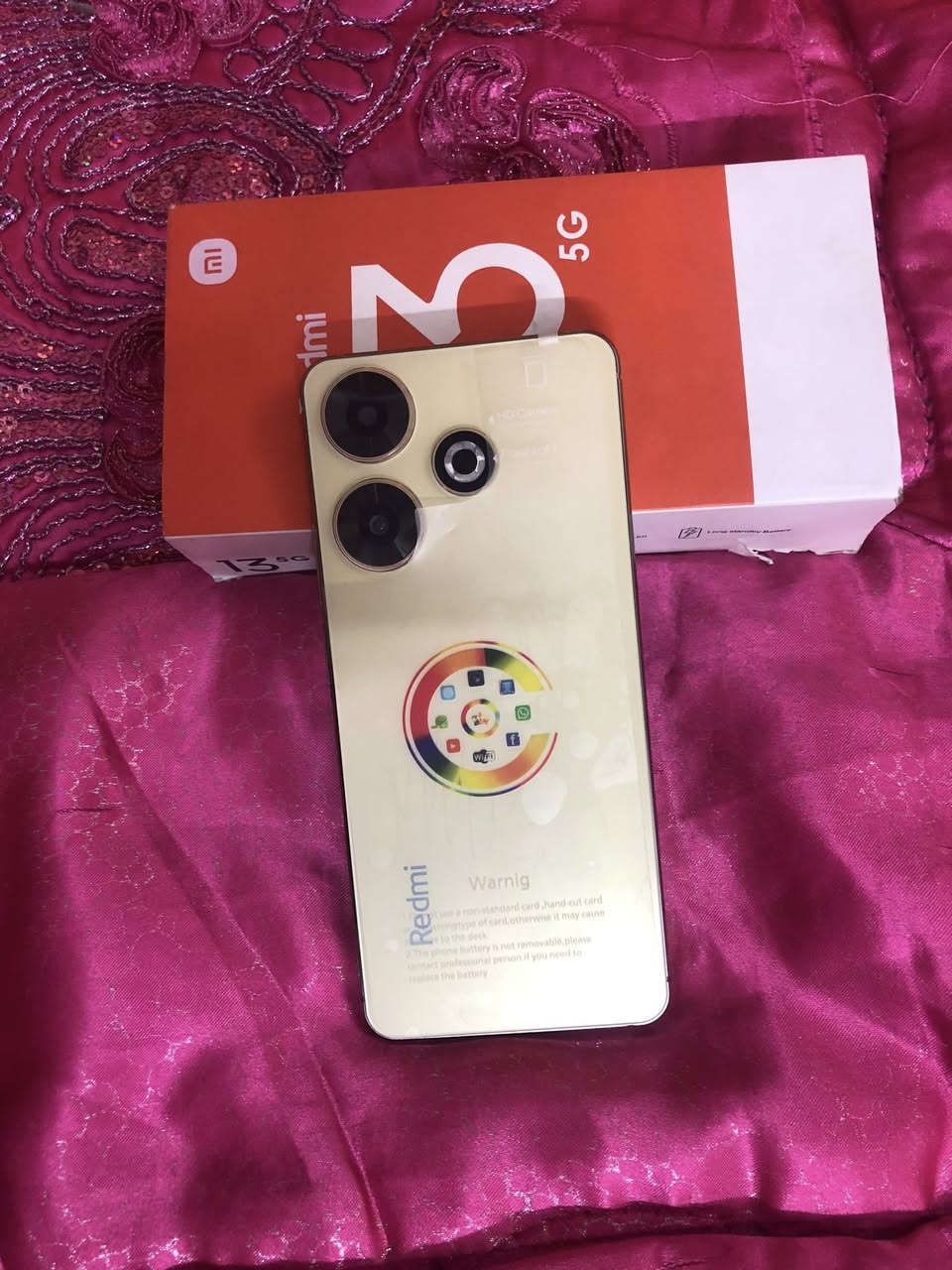 سلام عليكم تليفون ريدمي 13 بعده بلكرتونه جديد غير مستخدم مع جميع ملحقاته شاحنه مو سماعه وكفر والزكه شاشه ذاكرة 256 لون ذهبي جهاز راقي شراي يتصل *********** مكاني بغداد جميلة

