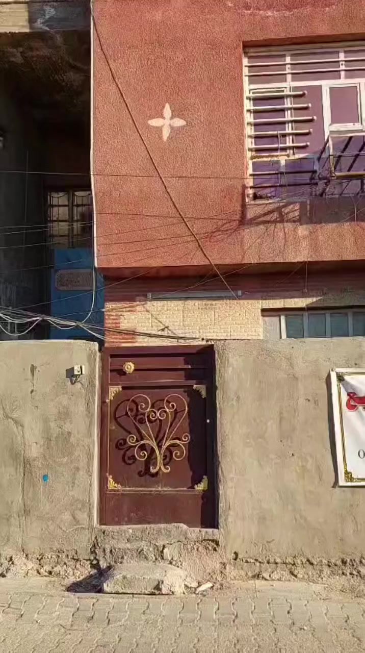 نص قطعة طابقين ركن مناصفة خلف مدرسة الشهامة قطاع 78 نظيفة تحتوي على استقبال وغرفة نوم ومطبخ والطابق الثاني غرفتين نوم وصحيات   وبيتونه كاملة والسطح شتايگر  السعر على الخاص 
رقم الموبايل ***********
سيد هاشم
