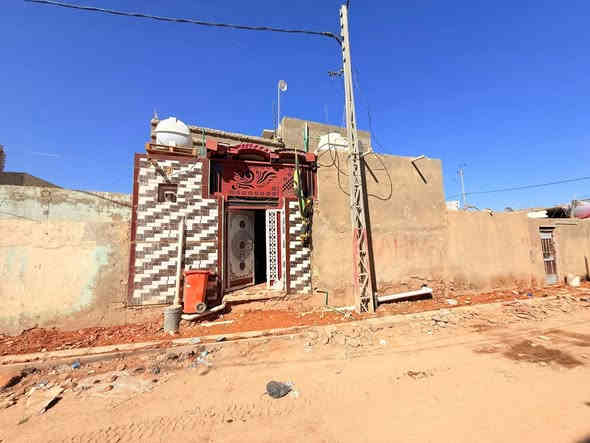 الديوانية الحمزة الشرقي 
سلام عليكم ورحمة الله وبركاته 
بيت لبيع مساحه 107
بناء طابوكً
غرفتين واحده طابق الثاني 
+مطبخ +صحيات داخليه خارجيه 
البيت مطلوب مبادره تسديد اكتروني 
الموقع حي الجوادين اقرب نقطه داله المعراج 
سعر 50وبي مجال 
***********
***********
