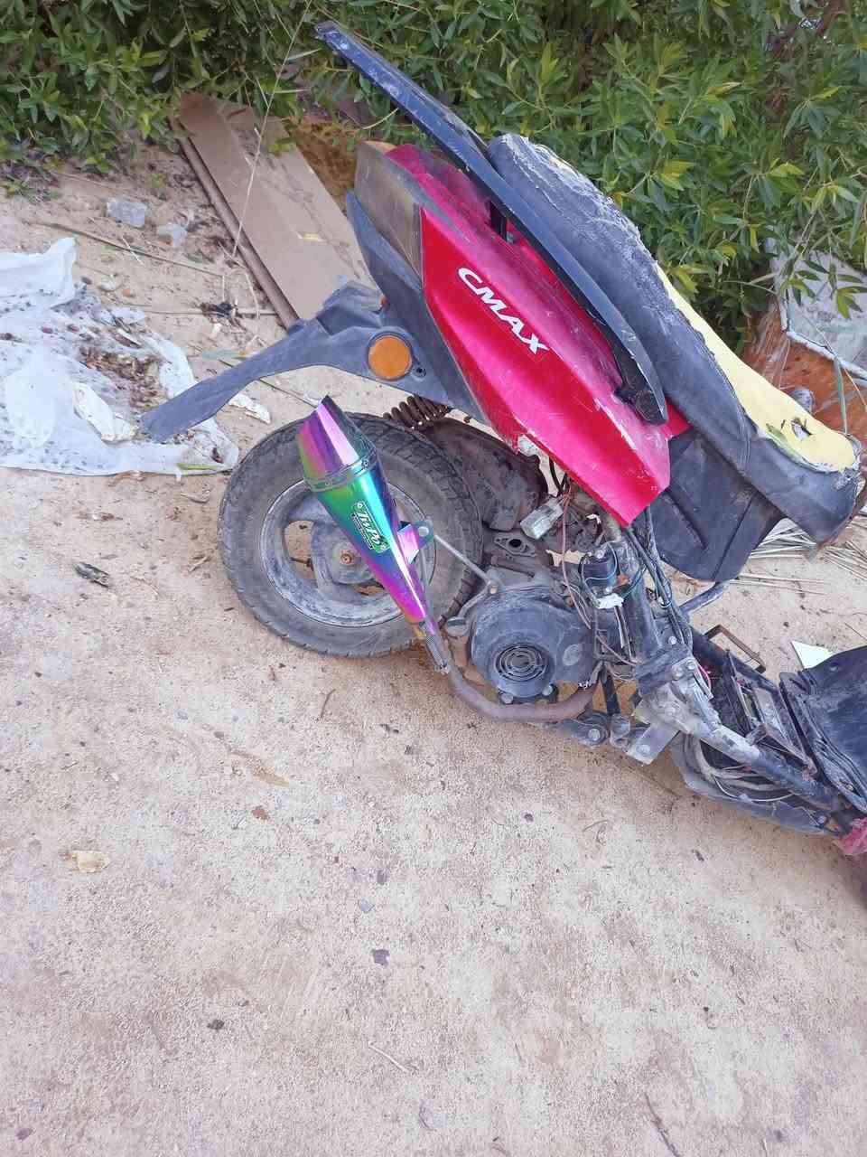 السلام عليكم
ابيع كوم حطب 
دراجه سكنس مكينة ماكس دراجه متروكه مثل ما موضح بالصور صارلها ٦ اشهر متروكه الدراجه شغاله بس خلصت عندي بانزين و ضربتها هندر و خرط هندرها و مالي خلك افتحها و اصلحها شمررتها بالبيت و نتركت؛ ابيعها على حطتها سعرها ١٠٠
مكاني كربلاء قرب مدينة سيد الاوصياء 
رقمي ***********
