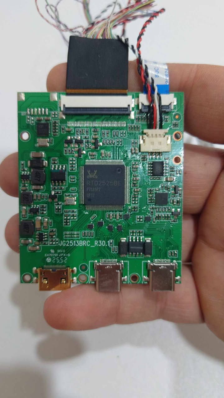 لوحة تحكم مخصصة لتشغيل شاشات LCD.
لوحة تحكم احترافية ومتكاملة من شركة VSDISPLAY الشهيرة، مخصصة لتحويل شاشات اللابتوب أو الشاشات الداخلية إلى شاشة عرض خارجية مستقلة تعمل على أي جهاز.
- المعالج الرئيسي: Realtek RTD2525BE عالي الأداء لضمان استقرار الإشارة والألوان.
- تدعم حتى دقة Full HD (1920x1080p أو 1920x1200p) بتردد 60Hz/75Hz.
- واجهة eDP (تتوافق مع أغلب شاشات اللابتوب الحديثة مقاس 11.6، 13.3، 14، و 15.6 بوصة).
- تحتوي على منفذين Mini HDMI لتوصيل جهازين بنفس الوقت والتنقل بينهما بسهولة.
- منفذ Type-C متعدد الاستخدامات يدعم نقل الإشارة الكهربائية وتغذية اللوحة بالطاقة.
- منفذ مخصص لتوصيل مكبرات الصوت (سماعات سلكية أو سبيكرات صغيرة).
- تأتي مع لوحة أزرار للتحكم في الإعدادات والسطوع والقوائم (OSD).
- تحويل شاشة لابتوب قديم أو مكسور إلى شاشة ثانوية للكمبيوتر.
- توصيل أجهزة الألعاب (بلايستيشن / إكس بوكس / نينتندو سويتش).
- مشاريع التعديل وصناعة شاشات صغيرة لأجهزة الـ Raspberry Pi.

25 الف


**إذا كنت صاحب هذا الإعلان وتريد حذفه لأي سبب، رجاءا أرسل رسالة إلى الدعم الفني**