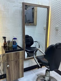 ٣ مرايات • ٣ ثريات • ٢ بوفية