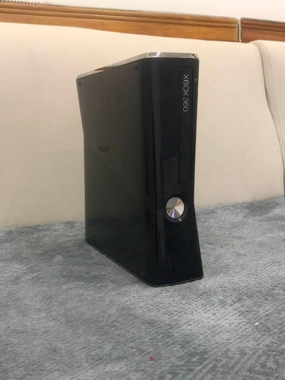 يوجد Xbox 360 مهكر و مستعمل ومعاه واير له  فيه 134 لعبه ومن افضل الأالعاب BLACK OPS2-BLACK OPS1-Mincraft- kompat- PES 2018-PES 2016-FIFA 2018 وغيرها.!!🤩 يده واحده مجانيه و مساحة الهارد 250GB والمكان الموصل في الكندي الثانيه والسعر فقط 70 ألف دينار 💵 و للتواصل معنا على هذا الرقم /***********/
