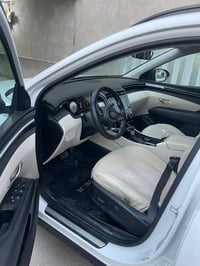 عندي توسان موديل ٢٠٢٤ خليجي ماشيه ٢٨٥٠٠ الف داخل ابيض بيهه بارد وشويه ...