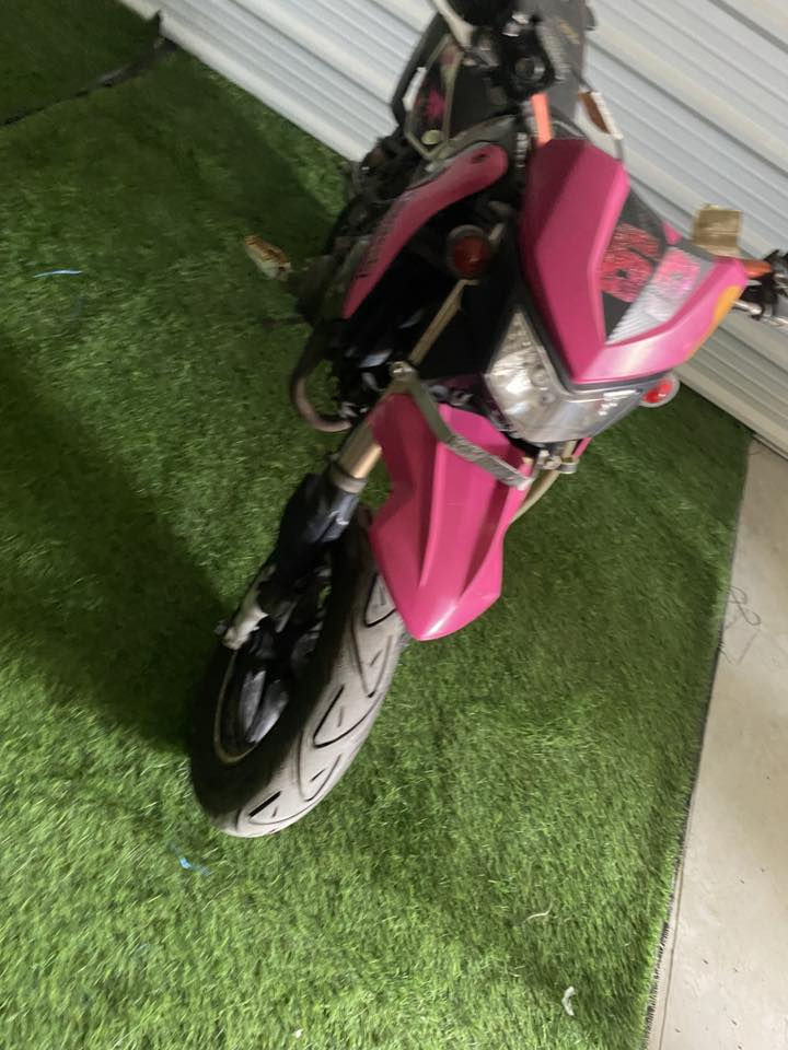 السلام عليكم 
دراجة كوازاكي KSR قفاز مال رمبة  حجم 110 جديدة جدا لوك السعر 13 ورقة 
العنوان بغداد شارع الضلال 
موبايل ‭0777 021 9457‬
