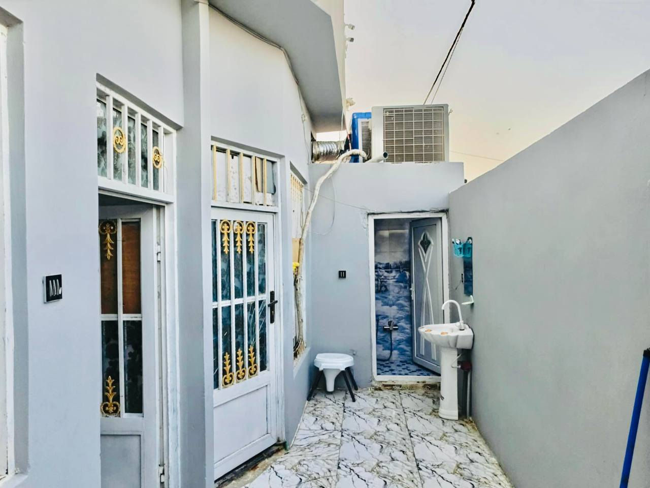 السلام عليكم
بيتين متجاورين للبيع مساحه كل بيت100متر نفس الخريطه
الاساس صب بناء بلوك سقف صب 
يحتوي على غرفه وصاله ومطبخ واستقبال وحمام داخلي وحمام خارجي

العنوان النجف الاشرف -شارع المطار القديم -شارع الامام الحجه 
سعر كل دار(25)مليون وبي مجال بسيط
للاستفسار ***********
***********
