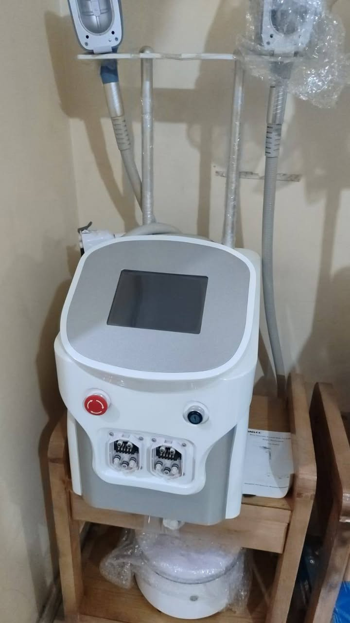 📢 فرصة مميزة لعيادات التجميل والعلاج الطبيعي

متوفر للبيع مجموعة أجهزة كانت تعمل داخل عيادة تجميل وبحالة تشغيل جيدة 👌
مناسبة لفتح مركز تجميل أو تطوير عيادة علاج طبيعي.

الأجهزة المتوفرة: • جهاز Diode Laser لإزالة الشعر
• جهاز Cryolipolysis (كرايو) لتفتيت الدهون
• جهاز Hydrafacial لتنظيف البشرة العميق
• جهاز Cavitation + RF + Vacuum لنحت الجسم
• جهاز Jawon X-Contact لتحليل مكونات الجسم
• عدد 2 جهاز علاج طبيعي B-333
• جهاز مساج G5
• جهاز بخار للوجه + RF لشد البشرة
• ميزان طبي

✔ الأجهزة كانت تعمل داخل عيادة
✔ مناسبة لفتح أو تجهيز مركز تجميل
✔ البيع لسبب تصفية

💰 يوجد خصم عند شراء أكثر من جهاز

📍 المعاينة متاحة
📩 للتواصل مسنجر فقط


**إذا كنت صاحب هذا الإعلان وتريد حذفه لأي سبب، رجاءا أرسل رسالة إلى الدعم الفني**