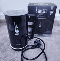 جهاز رغوة الحليب • كبتشينو • بيالتي