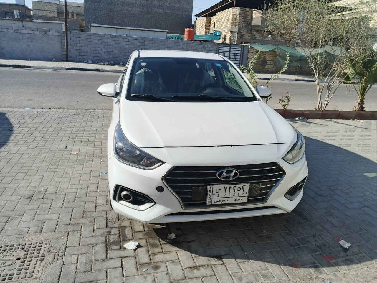 للبيع هيونداي أكسنت بحالة جيدة جدًا
• الموديل: 2020
 • اللون: أبيض
 • الوارد: الولايات : امريكي
 • الفئة: رقم معوقين

المواصفات:
 • محرك اقتصادي وعملي
 • ناقل حركة أوتوماتيكي
 • شاشة وسطية
 • كاميرا خلفية
 • أنوار LED
 • جنوط أصلية

حالة السيارة:
 • دعاميات مبدّلة ومصبوغة سابقًا
 • توجد طگّة خفيفة بالجاملغ الأيسر (صفحة السائق)، مصلحه بارد وعلى مساحة محدودة وتم تصليحها بدون قص
 • الشاصي سليم
 • المحرك والجير بحالة ممتازة
 • نظافة جيدة داخليًا وخارجيًا
 • الاستخدام شخصي وخالي من الملاحظات المهمة

السعر المطلوب: (125 $)
الموقع: (البصره / القبله)
رقم الهاتف : ***********
