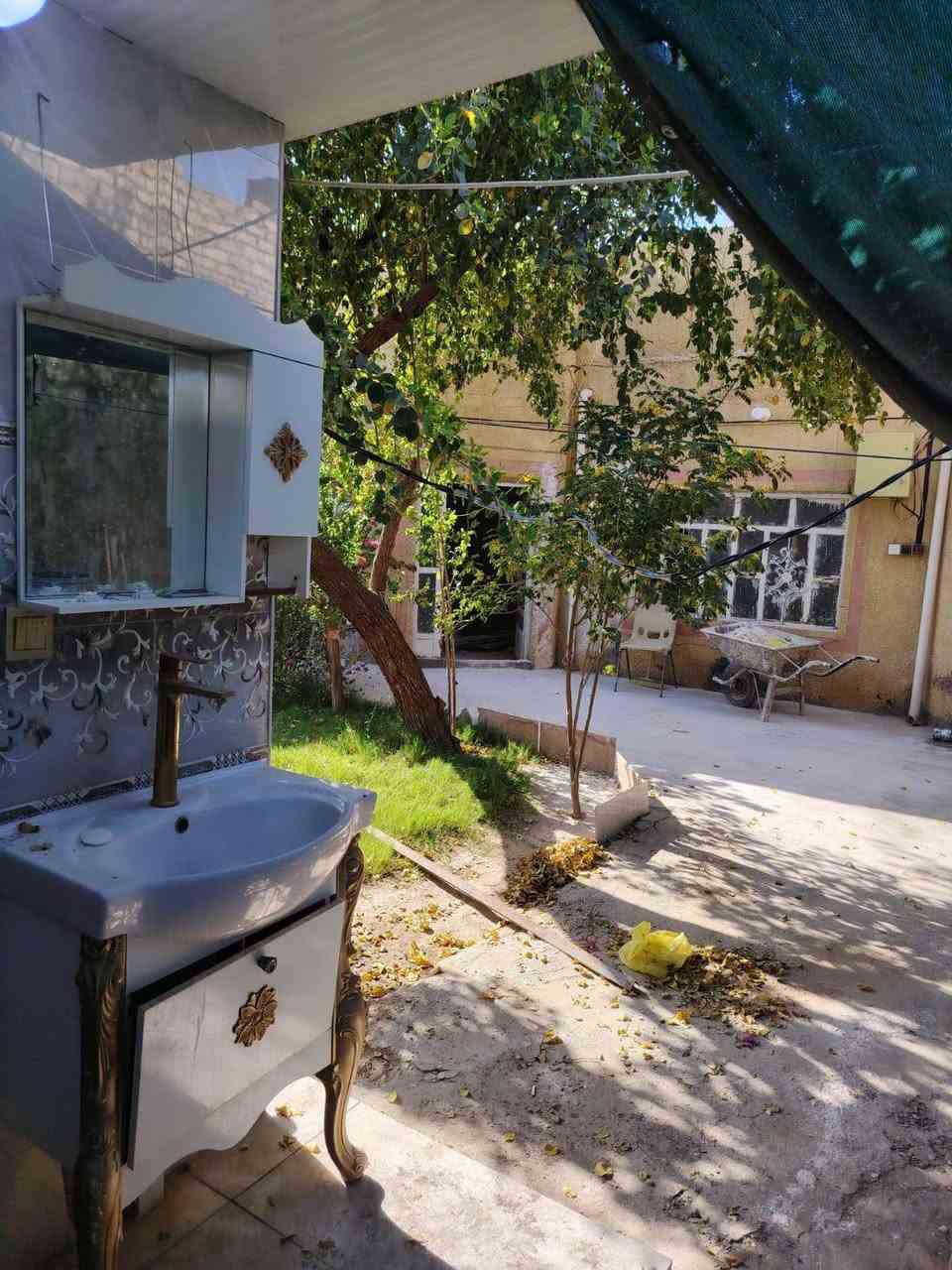للبيع بيت مساحة 200 يحتوي على 2غرف نوم وصالة وستقبال و مطبخ وصحيات خارجي وداخلي  البيت تجاوز ، حي العسكري شارع ٨٠ ،، سعر 18،،***********
